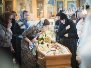 mourners-russian-funeral